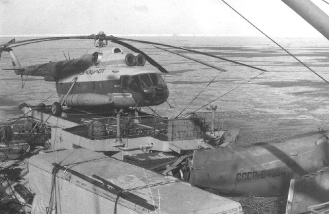 Helikopter a jegtoron